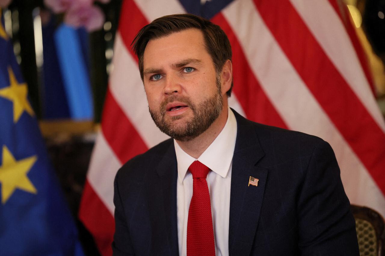 Вице президент США Джей Ди Вэнс о мирных переговорах по Украине главное из интервью Fox News США получили детали переговорных позиций России и Украины но еще не все продумали до конца По словам Вэнса Киев настаивает на гарантиях безопасности Москва на закреплении территорий контролируемых ее армией Вэнс считает что именно личная встреча Путина и Зеленского может помочь снять тупик Иногда лидеры сидя лицом к лицу могут преодолеть то с чем не справляются их команды США и союзники пока не выработали окончательный механизм гарантий безопасности для Украины Вэнс подчеркнул что основное бремя должны взять на себя европейцы Это их континент их безопасность По оценке вице президента Владимир Путин расчетливый политик заботящийся об интересах России Читайте Газету Ru в MAX Участвуйте в розыгрыше