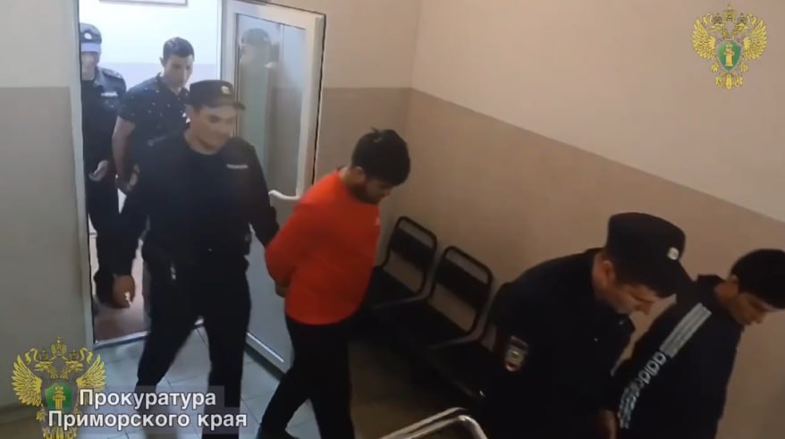 Суд отменил скандальный приговор трем мигрантам изнасиловавшим официантку в районе пляжа бухты Лазурная Преступление было совершено группой по предварительному сговору с применением физического насилия и угроз убийством По словам потерпевшей нападавшие угрожали ей ножом и издевались над ней в течение нескольких часов а в итоге получили смешные сроки лишения свободы от 5 до 5 лет 6 месяцев Подробности на сайте Вести Приморье