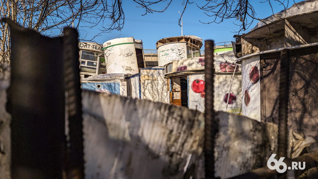 Сносить киоски в Екатеринбурге разрешил мэрии Верховный суд В высшей инстанции рассмотрели жалобу свердловского правительства и отменили решение Кассационного суда Последний признавал недействующей часть регионального постановления запрещающую занимать арендованные участки без торгов дольше двух лет Об этом 66 RU рассказал директор департамента потребительского рынка Максим Чаплыгин Как итог договоры бизнесменам продлевать не будут Новые участки под киоски они смогут получить только через аукцион Слушался вопрос продления действующих договоров а не самого факта наличия киосков В судебном процессе представители облправительства обещали новые аукционы так что будем ждать добавил юрист Ассоциации предприятий малоформатной торговли Константин Акатьев У большинства владельцев торговых точек договоры истекли в 2025 году и мэрия начала массово демонтировать павильоны Их владельцы настаивали на том что срок нужно продлевать как минимум до конца 2026 года Бизнесмены обратились с жалобой в Верховный суд но им в рассмотрении отказали   Новости из Екатеринбурга