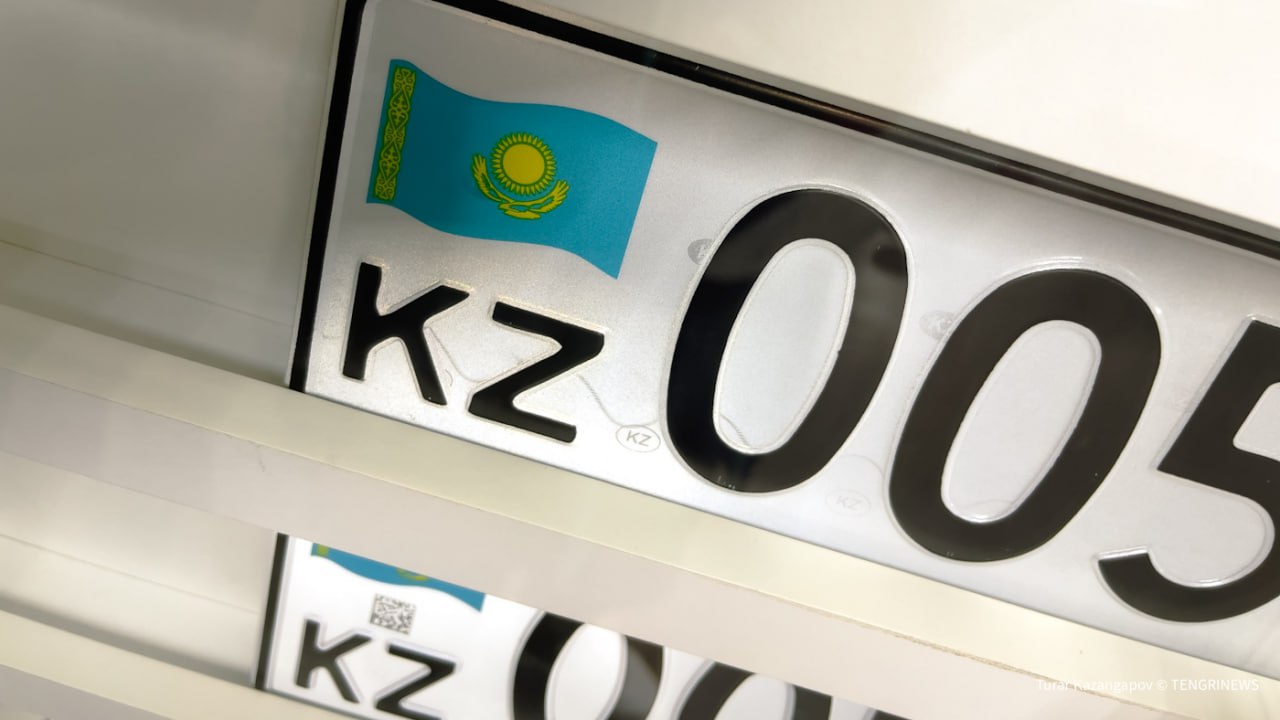 Номера для авто теперь можно выбирать самостоятельно В полиции рассказали что в спецЦОНах можно подбирать любые буквы и цифры уже с 5 января Стоить это будет 10 МРП 43 250 тенге или 15 МРП около 64 800 тенге в зависимости от комбинации При этом за красивые сочетания предусмотрены отдельные пошлины Качайте приложение Tengrinews kz