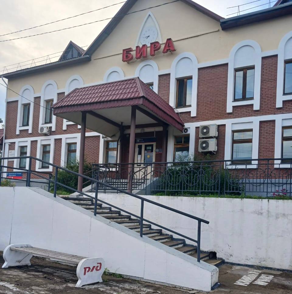 Доступную среду для граждан с ОВЗ улучшат на железнодорожных вокзалах Еврейской автономной области Сотрудники Биробиджанской транспортной прокуратуры провели проверку на территории железнодорожных вокзалов Кульдур, Бира и Волочаевка-1, расположенных в ЕАО. В ходе проверки было установлено, что на пассажирских платформах отсутствует электронное табло для дублирования визуальной и текстовой информации. Надзорное ведомство направило в суд иск с требованием возложить на владельца транспортной инфраструктуры ОАО «РЖД» обязанности адаптировать пассажирские платформы для маломобильных граждан. После долгих тяжб Хабаровский краевой суд поддержал позицию прокурора. Будь в курсе событий.