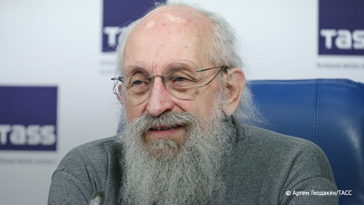 Анатолий Вассерман внезапно пополнил ряды разыскиваемых на Украине — теперь даже эрудитам угрожает перспектива попасть в базу МВД соседей. Современные времена: можно быть депутатом в Москве, а параллельно — объектом международного интереса.
