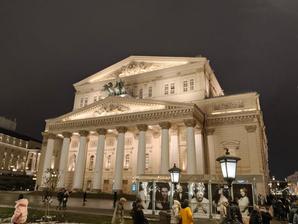 На авиарейсах Архангельск Москва число пассажирских мест увеличится на 7 5 Уже в декабре самолеты Sukhoi Superjet 100 87 100 кресел будут заменены на лайнеры большей вместимости рассчитанные на 158 и 162 пассажирских места Таким образом общая предложенная емкость составит 578 пассажирских мест в день Как сообщил губернатор Цыбульский в следующем месяце Аэрофлот планирует перевезти 18 850 человек что на 7 5 превысит изначально планируемые объемы рассчитанные исходя из судов меньших размеров Кроме того 6 и 7 декабря будут назначены дополнительные рейсы что увеличит частоту полетов до трех рейсов в день в эти даты Параллельно авиакомпания Smartavia выполняет на данном направлении шесть рейсов в неделю на воздушном судне вместимостью 189 пассажирских мест В декабре авиакомпания выполнит 27 оборотных рейсов с суточной пассажировместимостью 165 мест Совокупная суточная пассажировместимость по направлению Архангельск Москва в декабре составит 743 места