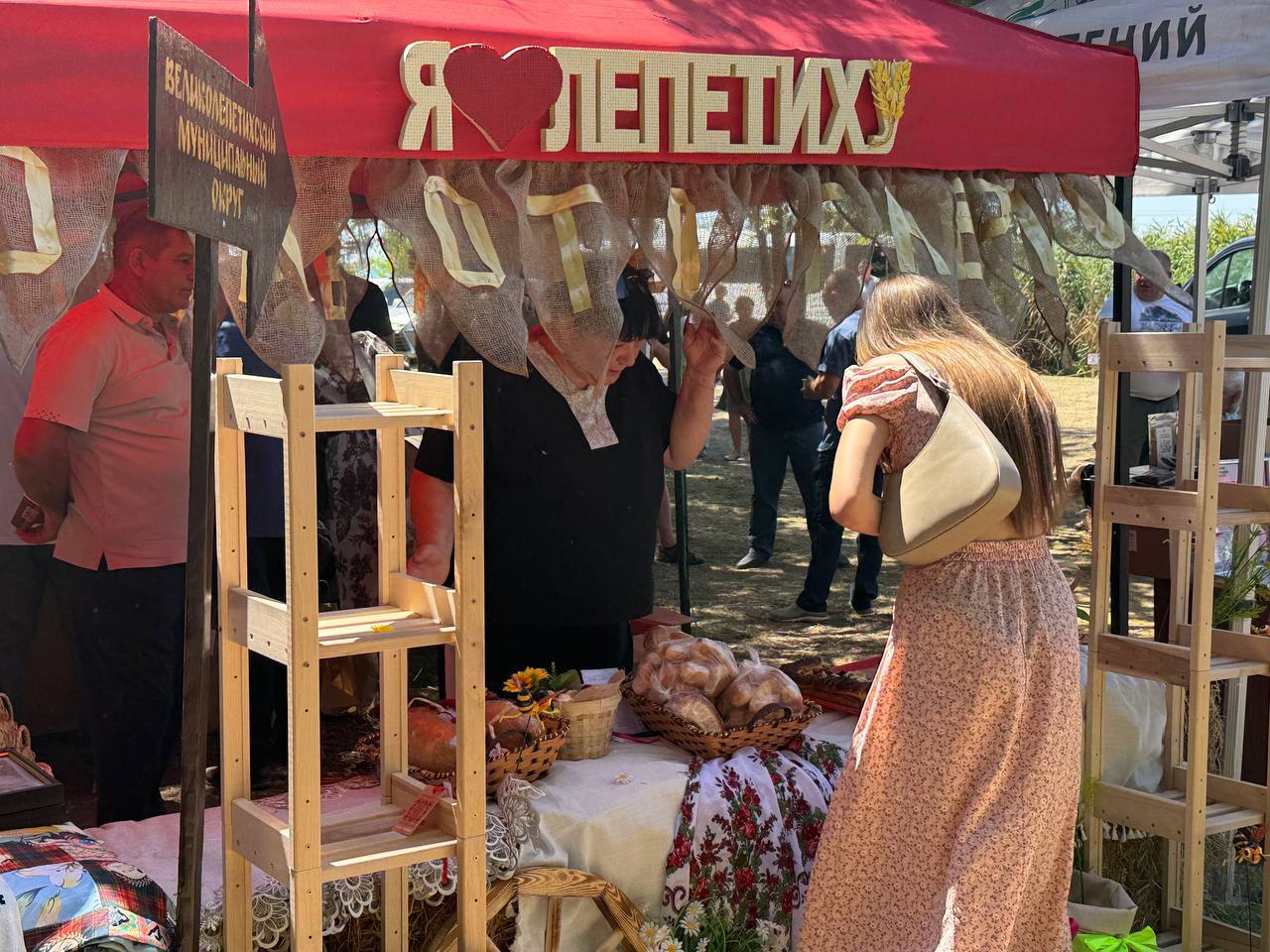 120 литров херсонской юшки по-чабански приготовили на фестивале «Золото Таврии»  «Это блюдо традиционное для нашей местности. Оно всегда готовится на следующий день после праздника, чтобы поправить здоровье, потому что это очень сытное блюдо. Мы сегодня его готовим из баранины по классическому рецепту», — рассказал Иван Янович, представитель организаторов.    Рецепт старинного херсонского блюда прост. Мясо — обязательно свежее, не замороженное и не охлажденное, много лука и овощи. Главное — варить несколько часов на очень медленном огне, чтобы не кипело. Но есть секрет: желательно всё это делать в Херсонской области из херсонских продуктов.    В Херсонской области возрождают традицию проведения праздников, посвященных героям агропромышленного сектора. Фестиваль «Золото Таврии» получил поддержку Президентского фонда культурных инициатив.     , VK и ОК и читайте новости на нашем сайте