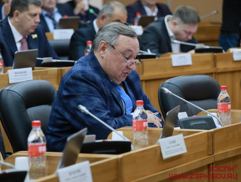 Приморские депутаты утвердили изменения в закон «Об административных правонарушениях». Новая норма предполагает предупреждения и штрафы за прикорм бездомных собак в общественных местах О том, почему из закона убрали кошек, как будут определять зоны запрета и в чем регион опередил федеральную практику, РБК Приморье рассказал заместитель председателя комитета по региональной политике, законности и международному сотрудничеству Сергей Ищенко. Подробности на нашем сайте.