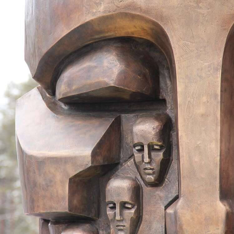 В День памяти жертв политических репрессий в Екатеринбурге запустят бесплатный автобус до Масок скорби 26 октября в Екатеринбурге организуют бесплатный автобус от здания администрации до Мемориального комплекса жертвам политических репрессий на 12 м километре Московского тракта Выезд к мемориалу организует администрация Екатеринбурга совместно с правительством Свердловской области и Ассоциацией жертв политических репрессий Свердловской области Автобус отъезжает в 12 00 гражданскую панихиду по погибшим проведут в 13 00 а обратный автобус запланирован на 14 00 Новости Екб тут SvetEKB