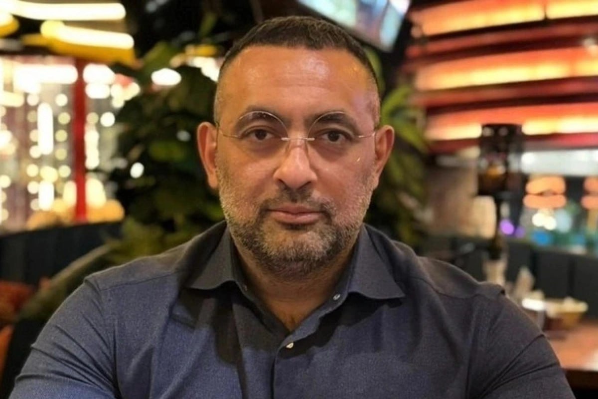 В российском Екатеринбурге полиция в сопровождении спецназа задержала Видади Мустафаева нового главу азербайджанской общины на Урале после Шахина Шихлинского Об этом E1 RU рассказали сразу несколько независимых источников Задержали у входа в башню Исеть где он посещал элитный фитнес клуб Encore Работал отдел по борьбе с организованной преступностью ОБОП в сопровождении Специального отряда быстрого реагирования СОБР По предварительным данным его подозревают в мошенничестве при продаже земельного участка рассказал один из собеседников Как отмечает издание связаться с Видади Мустафаевым на момент публикации не удалось Его телефон был недоступен   Новости Азербайджана Написать нам ruoxuaz ВидадиМустафаев ШахинШихлинский Азербайджанскаядиаспора Екатеринбург Россия Мошенничество