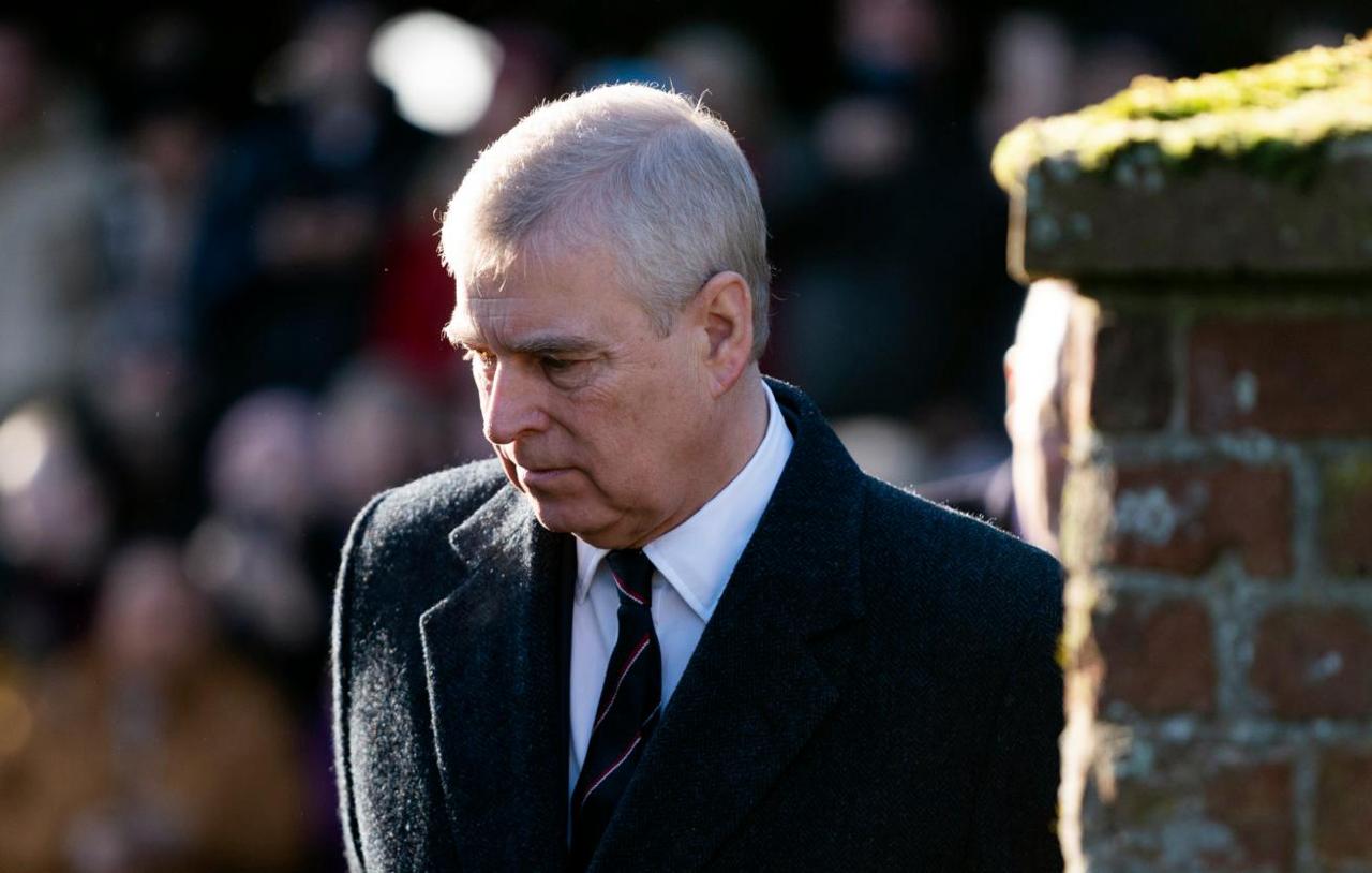 Полиция изучает информацию о том что брат короля Великобритании Эндрю передавал Джеффри Эпштейну конфиденциальные данные Речь идет о периоде когда принц был спецпредставителем Британии по международной торговле и инвестициям Согласно опубликованным Минюстом США документам в ноябре 2010 года Эндрю якобы направил финансисту сообщения о поездках во Вьетнам Сингапур Гонконг и Шэньчжэнь