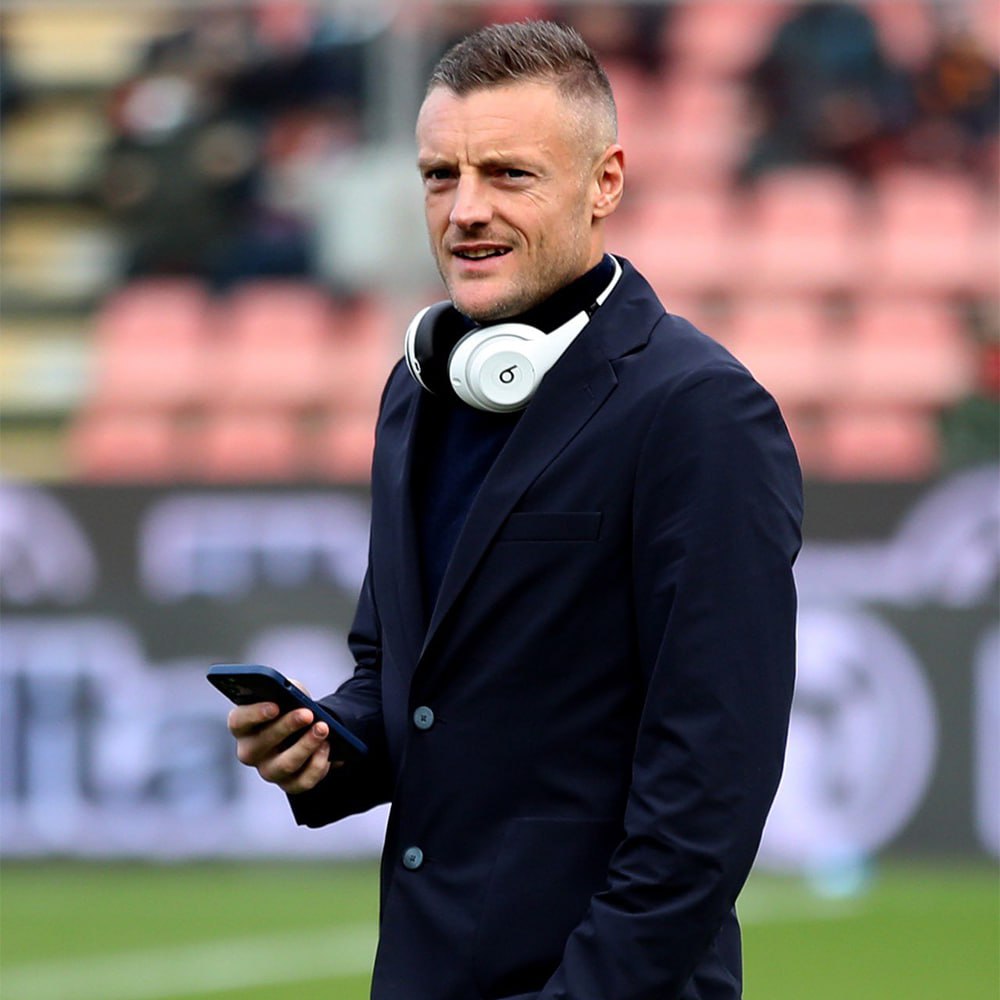 Дом Джейми Варди ограбили во время матча чемпионата Италии Трое неизвестных в воскресенье проникли в дом футболиста на озере Гарда и украли часы украшения и наличные на общую сумму 100 тысяч евро сообщает L Equipe Во время ограбления никого из хозяев не было а сам Варди принимал участие в матче Кремонезе против Ромы 1 3 Подписывайтесь на РИА Новости Спорт в MAX