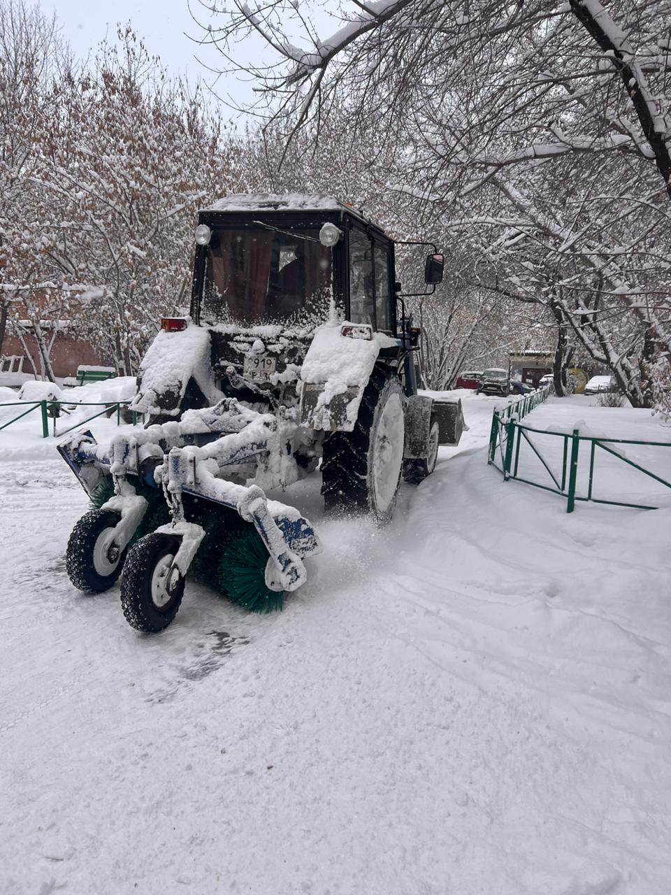 Специалисты комитетов по управлению городскими округами усилили контроль за качеством уборки по поручению мэра Руслана Болотова.   Сегодня на очистку более 6800 дворов вышли 959 рабочих управляющих компаний, задействована техника. Еще более 70 человек убирают снег с 890 лестниц.   На оперативном совещании, которое провел мэр, главы округов пояснили, что в первую очередь во дворах вручную расчищают тропинки и дорожки, входные группы подъездов, лестничные марши. Также предусмотрена противогололедная обработка. Механизированную уборку проводят на придомовых пространствах на улицах Розы Люксембург, Павла Красильникова, Российская, Марата, 5-й Армии, в микрорайонах Березовый, Академгородок.   Особое внимание уделяют нормативному содержанию подходов к социальным объектам.   – Объем выпавших осадков очень большой. Следует сконцентрировать все усилия для приведения дворовых территорий и улиц в надлежащее состояние. После окончания снегопада необходимо усилить работы по устранению его последствий. Важно оперативно реагировать на сигналы жителей о недобросовестной уборке, – подчеркнул Руслан Болотов.   По информации Иркутского гидрометцентра, высота снега в городе на утро 26 ноября увеличилась на 15 см и достигла 23 см. Количество осадков составило 10 мм, а это половина месячной нормы и 143 % – третьей декады ноября.   Водителей и пешеходов просят соблюдать осторожность при передвижении по городу.    В комитетах по управлению городскими округами ведут прием звонков от жителей с сообщениями о ненадлежащей работе управляющих организаций по телефонам:   • Правобережный – 24-11-20; • Свердловский – 52-03-51; • Октябрьский – 52-02-48; • Ленинский – 52-03-45.