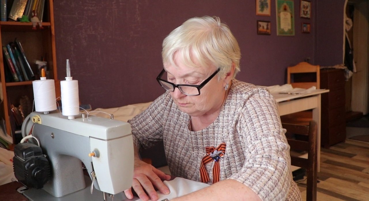 В премии Народное признание может появиться номинация для тех кто оказывает помощь бойцам спецоперации Губернатор Псковской области Михаил Ведерников на встрече с главными редакторами районных изданий поддержал идею создания специальной номинации о помощи участникам специальной военной операции в премии Народное признание Об этом сообщает ПАИ Я думаю это хорошая идея Давайте отработаем тогда в поручении запишем Будет правильно если этому направлению отдельное внимание будет уделено отметил глава региона Предложение поступило от главного редактора газеты Коммуна Анастасии Калининой которая рассказала о работе сообщества волонтёров Под покровом Богородицы в Дедовичском районе С января 2023 года ветераны педагогического труда энергетики и неравнодушные жители объединившись в сообщество сплели более тысячи маскировочных сетей для участников СВО и отправили более 40 машин с гуманитарной помощью