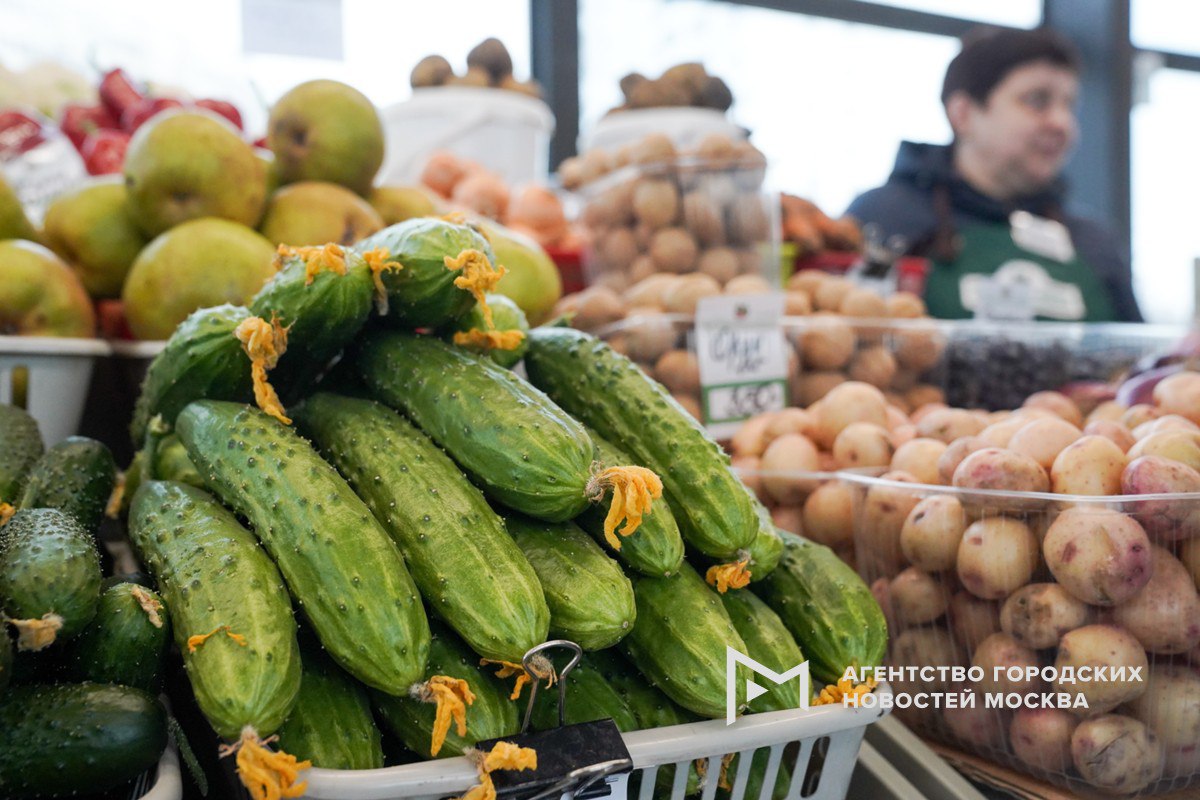 Цены на овощи в ближайшее время не остановят свой рост По данным экспертов в январе помидоры подорожали на 22 огурцы на 14 картофель капуста лук и свекла на 4 6 В феврале марте ценник на овощную продукцию прибавит еще до 4 А вот снижения стоимости помидоров огурцов и других овощей стоит ожидать во второй половине апреля начале мая когда их цена в торговых сетях может снижаться до 30 пояснил Агентству Москва экономист Хаджимурад Белхароев Подпишись на Агентство Москва