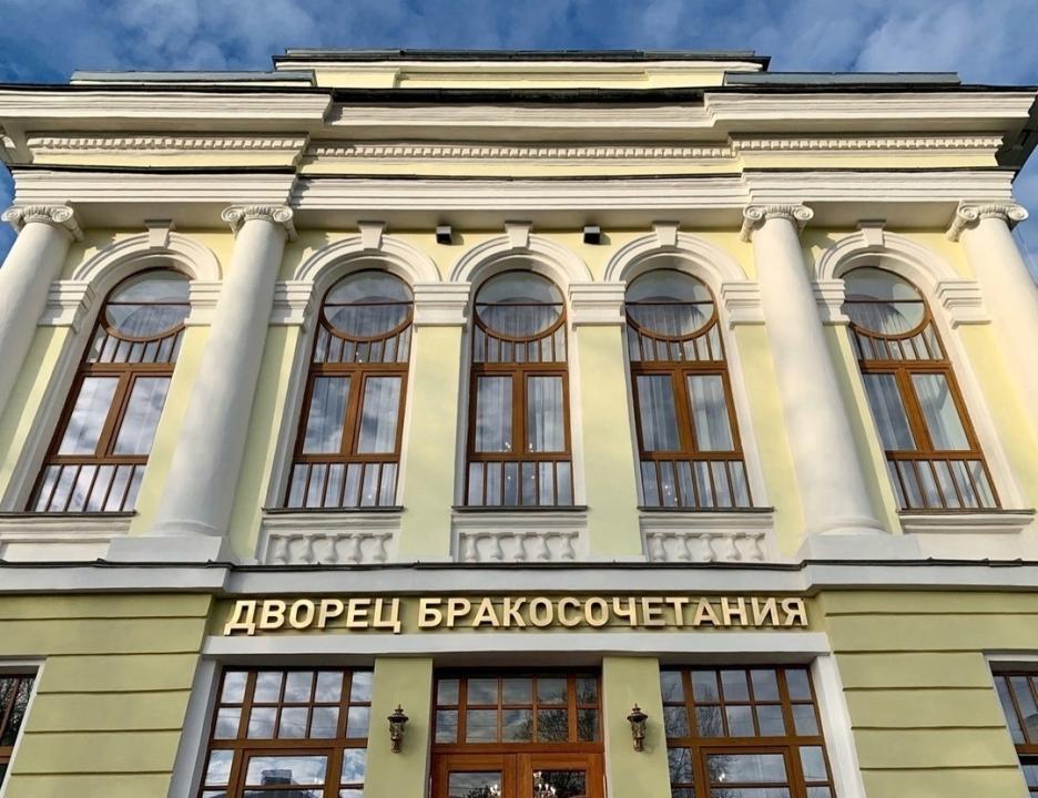 За 9 месяцев 2024 года в Великом Новгороде зарегистрировано 1525 малышей  За 9 месяцев 2024 года зарегистрировано 1525 рождений, из них мальчиков – 799, девочек - 726  в том числе 12 двоен . Больше половины рождений было зарегистрировано полностью в электронном формате по суперсервису "Рождение ребенка"  т.е. без личного обращения родителей в отдел ЗАГС . В первую пятерку популярных женских имен вошли София, Ева, Василиса, Мария, Анна; мужских - Михаил, Александр, Матвей, Марк, Тимофей.    Родителями чаще всего становились в возрасте 30-34 лет. Самой молодой матери исполнилось 14 лет, старшей – 49 лет. Самому молодому отцу – 16  лет, старшему – 79 лет. Зарегистрировали брак 1336 пар, из них 41 брак заключен иностранными гражданами. Проведено 15 юбилеев супружеской жизни: две «изумрудных»  55 лет , четыре «золотых»  50 лет , «сапфировый»  45 лет , «рубиновый»  40 лет , «коралловый»  35 лет , 5 «серебряных»  25 лет , «розовый»  10 лет .