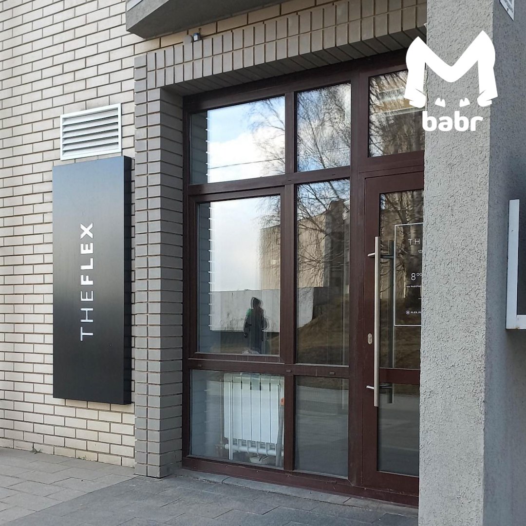 Клиентка упала на тренировке по растяжке в иркутском The Flex и получила травмы головы и шеи. Анна рухнула на пол, когда на подвесной конструкции сломался карабин. В фитнес-клубе медпомощь ей оказывать не стали, девушка пошла к врачу сама. После подала иск, чтобы возместить деньги, которые она потратила на лекарства. Ну и за моральный вред попросила — в общем вышло 200к. Судьи решили, что руководство The Flex должно заплатить, те не согласились и подали апелляцию. Но решение осталось в силе.