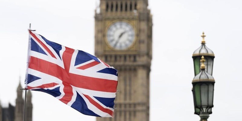 Вторым крупнейшим налогоплательщиком Британии стал уроженец России основатель компании по алгоритмической торговле Александр Герко сообщает The Sunday Times Известно что бизнесмен владеет минимум 75 компании XTX Markets которая в прошлом году выплатила корпоративный налог в размере 426 583 млн Сам Герко как физлицо выплатил налогов на 331 4 млн фунтов стерлингов 453 млн На первом месте рейтинга расположились основатели британской сети букмекерских компаний Betfred братья Фред и Питер Дан Топ Бизнес Подписаться в MAX