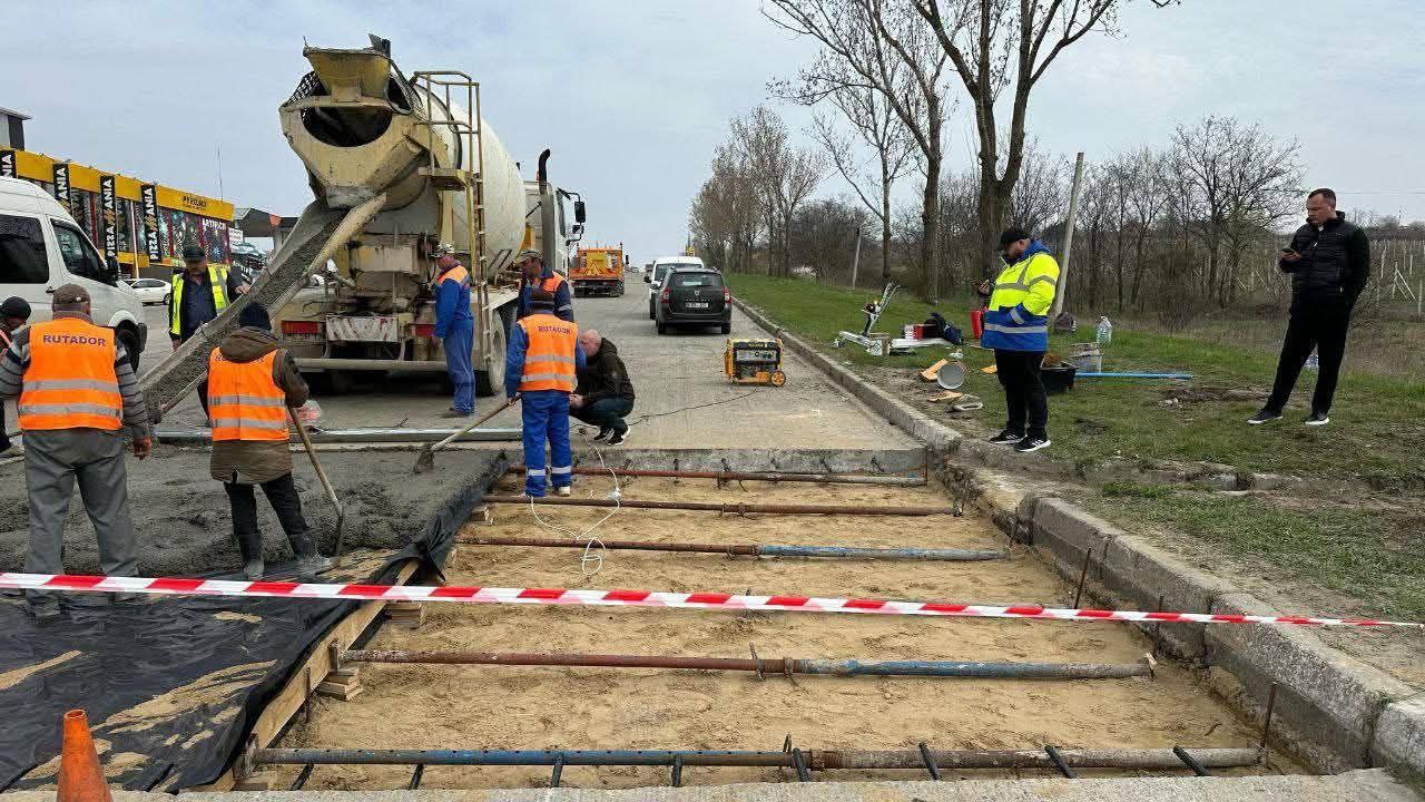 На Хынчештском шоссе временно ограничат движение 31 октября с 9 00 до 20 00 будет частично ограничено движение транспорта в направлении центра до пересечения с улицей Сихаструлуй 1 ноября в те же часы движение будет полностью перекрыто на участке между улицами Сихаструлуй и Яловень Автобусный маршрут 14 временно изменит схему движения  С Хынчештского шоссе на улицу Спикулуй затем обратно на шоссе без заезда в Кодру и далее на улицу Миорица Подпишись на Moldova Liberă