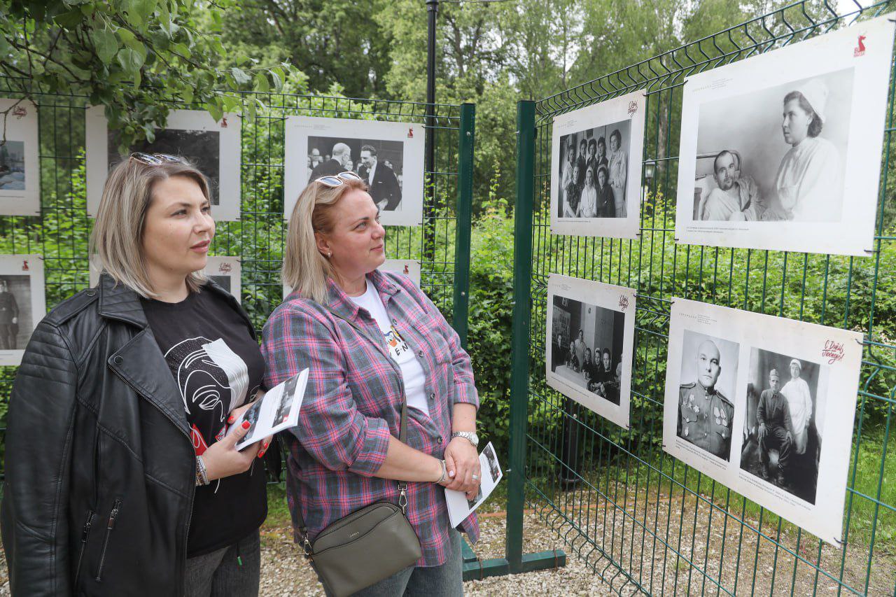 В Музее-заповеднике «Абрамцево» открылась выставка «Традиции милосердия» — проект уникальный, посвященый истории военных госпиталей в усадьбе от Русско-японской до Великой Отечественной войны. В гостях Егор Кончаловский — российский кинорежиссëр, сценарист и продюсер. И все же главная героиня этой истории — усадьба «Абрамцево», которая с XVIII века была центром творчества, а в годы Великой Отечественной войны превратилась в прифронтовой госпиталь, хранивший традиции милосердия. Этот выставочный проект — плод многолетней кропотливой работы исследователей, в том числе, старшего научного сотрудника Натальи Малашиной, чей труд оформлен в книгу «Госпитали в Абрамцеве в годы Великой Отечественной войны 1941-1945 гг.». Автор рассказывала гостям о самоотверженном подвиге военных медиков, спасших множество жизней, и разных судьбах их пациентов. В книге представлены архивные документы, фотографии и воспоминания очевидцев событий тех лет. Благодаря усилиям команды удалось восстановить имена врачей, медсестер и солдат, чьи жизни спасали усадьба. Эти истории ожили на вернисаже благодаря воспоминаниям дочерей и потомков тех, кто ковал Победу. После презентации каждому гостю автор подарила книгу с автографом. В память о раненых и тех, кто их лечил, участники открытия выставки возложили цветы к памятному знаку эвакуационного госпиталя № 2898. Организаторами выставки вступили Министерство культуры Российской Федерации, Общественная палата Московской области, Государственный историко-художественный и литературный Музей-заповедник «Абрамцево». Возрастное ограничение 0+