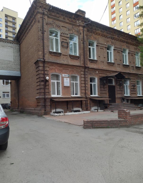 Исторический "пивзавод" в Барнауле готовят к большой реставрации. Власти Алтайского края ищут подрядчика для разработки проекта реставрации и адаптации под современные нужды памятника культуры — пивоваренного завода Аграновских в Барнауле Сибирский проспект, 43 . Здание — образец дореволюционной архитектуры, построено в 1902 году как часть ликеро-водочного завода. Сейчас оно значится как "жилой дом", имеет три этажа включая подземный и площадь 803,2 кв. м. По данным 2ГИС, там размещается военкомат и ЖК "Две эпохи". Подрядчику предстоит разработать проект капремонта с сохранением охраняемых элементов и современным интерьером. Стоимость контракта — 4,3 млн рублей, срок — 120 дней. фото: 2ГИС ТОЛК