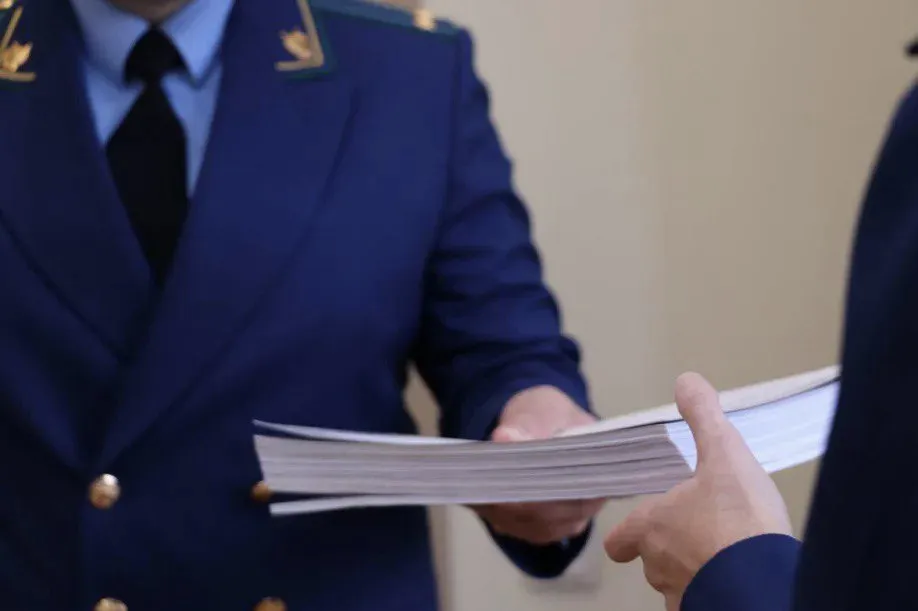 В Амурской области перед судом готовится предстать бывший начальник исправительного центра который за денежное вознаграждение давал послабления отбывающим наказание Прокуратура направила дело в суд В прокуратуре города Благовещенска утверждено обвинительное заключение в отношении бывшего начальника изолированного участка 1 функционирующего как исправительный центр ФКУ ИК 8 УФСИН России по Амурской области Он обвиняется в неоднократном получении взяток в том числе в крупном размере ч 2 ст 290 УК РФ 4 эпизода п в ч 5 ст 290 УК РФ 2 эпизода а также по ч 1 ст 174 1 УК РФ совершение финансовых операций с денежными средствами приобретенными лицом в результате совершения им преступления По версии следствия фигурант являясь должностным лицом учреждения уголовно исполнительной системы Федеральной службы исполнения наказаний России с мая 2023 года по июль 2025 года исполняя свои должностные обязанности неоднократно получал взятки в виде денег и иного имущества от лиц отбывающих наказание в исправительном центре в обмен на возможность проводить личное время без ограничения по времени за пределами учреждения Следствием доказаны факты незаконного получения денежных средств от 20 до 300 тыс рублей  В настоящее время обвиняемый находится под стражей Прокуратура города направила уголовное дело в суд для рассмотрения по существу В соответствии с Уголовным кодексом РФ за совершение указанных преступлений судом может быть назначено наказание в виде лишения свободы на срок от семи до двенадцати лет со штрафом в размере до шестидесятикратной суммы взятки с лишением права занимать определенные должности или заниматься определенной деятельностью на срок до десяти лет Прокуратура Амурской области в MAX Telegram VK