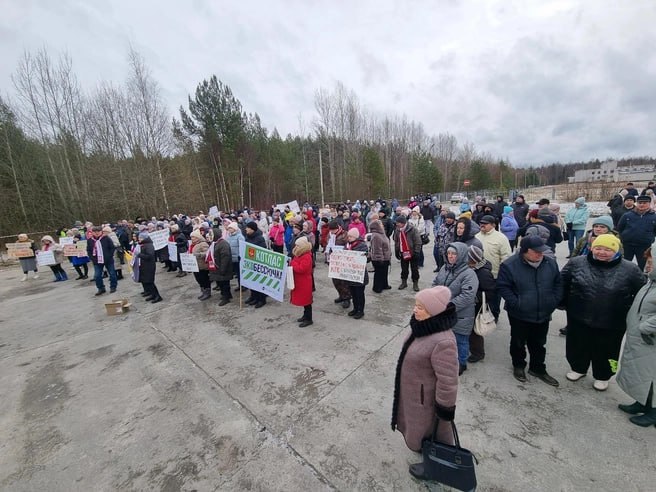 «Мы за чистый Север»: в Коряжме прошёл митинг против мусоросортировочного комплекса КОРЯЖМА, 12 апреля. ИА Цивилизация. ЭКОЛОГИЯ. Жители Коряжмы в Архангельской области вышли на согласованный митинг у городской больницы, протестуя против строительства мусоросортировочного комплекса МСК , которое уже началось неподалёку от города, сообщает «Двина Сегодня». Комплекс предназначен для приёма и переработки отходов из семи округов региона. Участники акции с плакатами «Мы за чистый Север!» и «Коряжма — не помойка» требуют отмены проекта, опасаясь экологических рисков. Минприроды области утверждает, что технология одобрена госэкоэкспертизой, а захоронение ТКО сократится более чем вдвое. Однако жители указывают на высокую техногенную нагрузку в Коряжме, где работает крупный целлюлозно-бумажный комбинат, и близость площадки к водоносным горизонтам, включая реку Копытовку, впадающую в Вычегду. В 2022–2023 годах коряжемцы собрали свыше 7 тысяч подписей против МСК, записали обращения к губернатору и президенту РФ, но проект продолжается. В апреле 2024 года подрядчику отказали в строительстве до доработки документов, а Следственный комитет по поручению Александра Бастрыкина разбирался в ситуации, но уголовное дело не возбудили. Активисты, включая гостей из Котласа и Урдомы, настаивают на внедрении раздельного сбора отходов вместо новых полигонов. Фото: Коряжма 24 ИА «ЦИВИЛИЗАЦИЯ». Подписаться