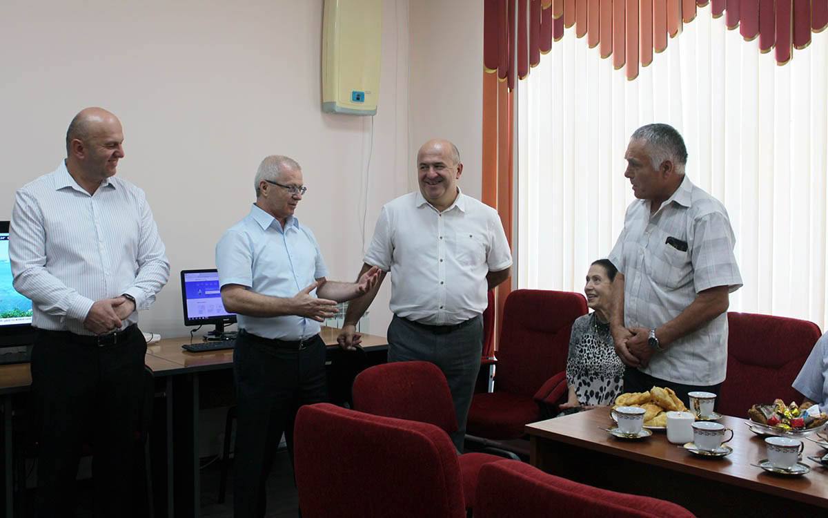 В Хабезском районе открылся второй в Карачаево-Черкесии Центр общения старшего поколения — проект Социального фонда, направленного на создание современных, тёплых пространств, где наши уважаемые ветераны и пенсионеры могут учиться новому, делиться опытом, заниматься творчеством и повышать цифровую грамотность. Первый центр был открыт в Урупском районе два года назад, а до конца 2025 года планируется запуск ещё трёх подобных площадок в республике.