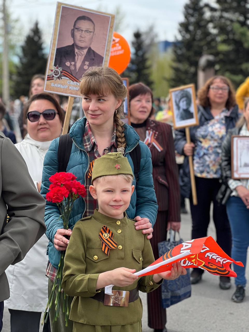 На Площади Арата прошло шествие «Бессмертного полка». По словам организаторов, в нем участвую более 2000 человек. Фото ИА «ТуваМедиаГрупп»