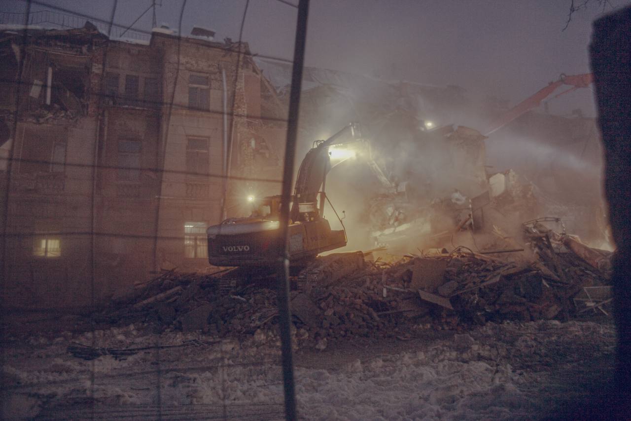 Полиция возбудила уголовное дело на жителя Петербурга который воспользовался перцовым баллончиком во время акции против сноса ВНИИБ Как сообщили в пресс службе МВД уголовное дело возбуждено по ч 1 ст 213 п а УК РФ хулиганство против 54 летнего жителя Выборгского района По предварительным данным утром 8 января в ходе конфликта из за сноса здания НИИ целлюлозно бумажной промышленности ВНИИБ мужчина распылил содержимое газового баллончика в лицо 21 летнему охраннику нанятому с целью не подпускать активистов и жителей окрестных домов к месту работ Пострадавший обратился к медикам откуда в удовлетворительном состоянии был отпущен на амбулаторное лечение Снос ВНИИБ ради строительства ЖК начали накануне до этого активисты несколько лет пытались защитить здание доказывая что оно является культурным достоянием образцом сталинского неоклассицизма и послевоенной советской архитектуры В СК заявили что снос здания производится на законных основаниях Позже в комитете по охране памятников заявили что обратились в полицию из за того что к ним поступило заявление о внесении здания в реестр объектов культурного значения На защиту здания вышли местные жители и активисты Они отмечали что компания Прайд которая занимается сносом наняла охранников они пытались не пустить жителей за строительные леса избили нескольких защитников ВНИИБа Активист Кирилл Фарафонов пишет что охранники называли жителей русскими свиньями В конце дня порядка 10 защитников здания были задержаны полицией Сегодня снос продолжился активисты пишут что в здании всё ещё горит свет что может создать пожарную опасность при его разрушении