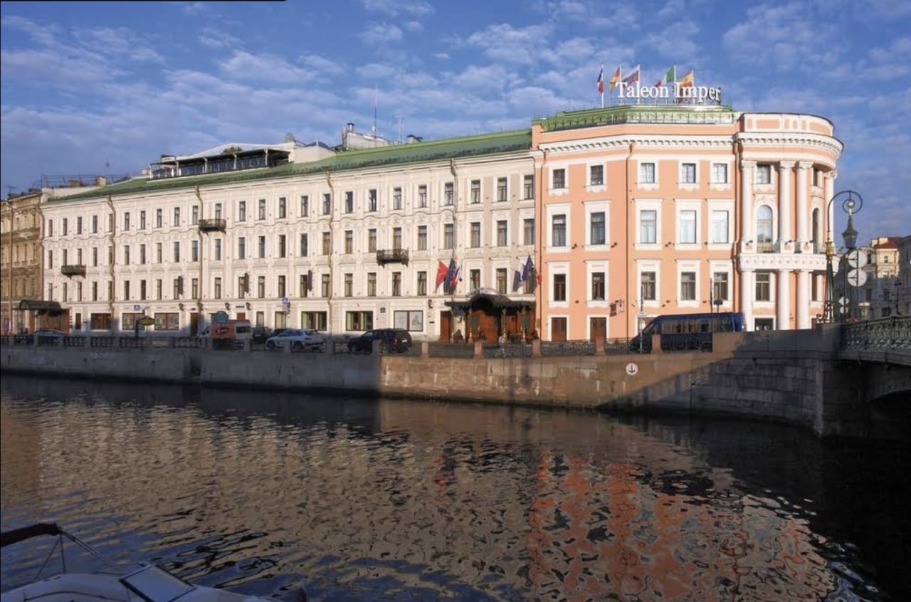 Отель Талион в центре Петербурга продан за 4 4 млрд рублей Российский аукционный дом подвёл итоги торгов по имущественному комплексу отеля Талион принадлежащему обанкротившимся АО Талион и ЗАО Елисеев Палас Отель Как стало известно ДП заявку на приобретение гостиницы подало ООО Лига миллиардера Андрея Фоменко которому принадлежит сеть из 48 высококлассных бизнес центров Сенатор Объект продавался посредством публичного предложения минимальная стоимость была определена в 4 05 млрд рублей В протоколе нет данных о цене предложенной Лигой однако согласно конкурсной документации в текущем периоде стоимость составляет 4 41 млрд рублей Победитель аукциона получит около 25 тыс м2 вместе со всем оборудованием и меблировкой на наб реки Мойки 59 Большая Морская ул 14 Google maps Подписаться на DP RU