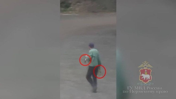 В Соликамске местный житель предстанет перед судом за кражу 17 бутылок вина В мае текущего года ночью мужчина в состоянии опьянения прогуливался по улицам Соликамска. За стеклом одного из сетевых магазинов он увидел витрину с алкогольными напитками и решил себя порадовать. Обойдя здание с другой стороны, обвиняемый подобрал с дороги камень, разбил им стекло и через образовавшийся проем начал доставать товар. Злоумышленнику удалось похитить 17 бутылок вина, которые он донес до ближайшего пролеска, где расположился в укромном месте и приступил к распитию. В кратчайшие сроки сотрудники полиции установили местонахождение мужчины и задержали его. В настоящее время материалы уголовного дела направлены в суд для рассмотрения по существу.