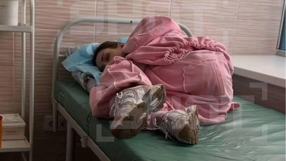 Екатеринбуржцам стало плохо в самолете, летевшем до Алтая Супругов увезли в больницу прямо от трапа. Они уверены, что отравились в Кольцово. 31-летняя Марина и ее муж решили провести три дня на Алтае. Перед рейсом позавтракали в бизнес-зале аэропорта, а через 30 минут после вылета обоим стало плохо, пишет SHOT. В больнице Горно-Алтайска поставили диагноз — бактериальная инфекция. За отель они заплатили 39 тысяч, но остались там всего на одну ночь. Сорвалась и программа с гидом за 30 тысяч рублей. В Кольцово считают, что супруги подхватили инфекцию где-то в другом месте, а не в аэропорту. ⏹