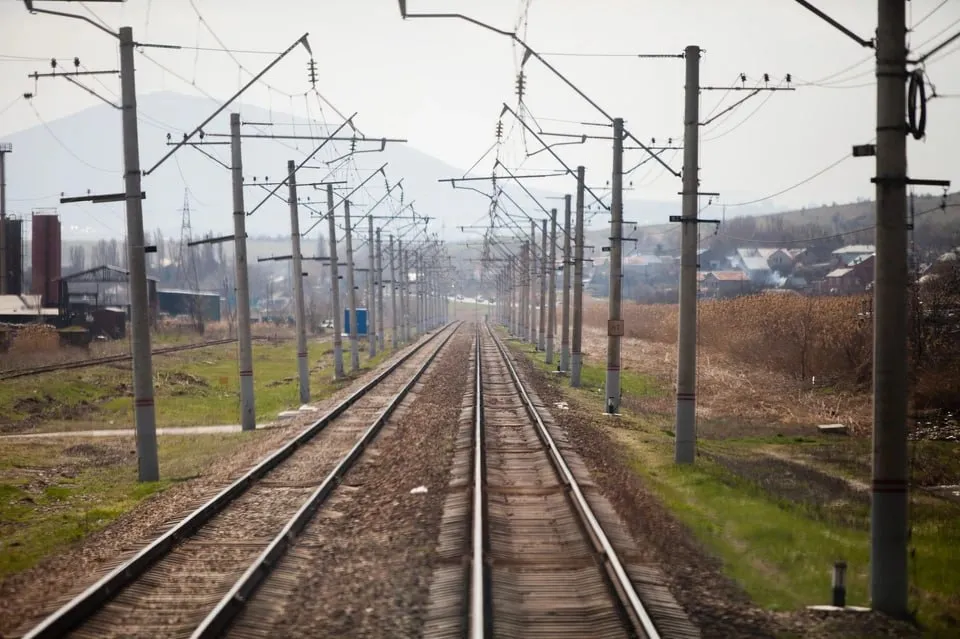 Подросток погиб от удара током на железнодорожных путях в Татарстане Инцидент произошел утром когда трое детей шли через пути на рыбалку Один из ребят задел удочкой провода контактной сети где напряжение достигает 27 5 тыс вольт От полученных травм подросток скончался на месте сообщил глава Зеленодольского района Михаил Афанасьев По его словам муниципалитет окажет семье погибшего мальчика всю необходимую поддержку Подписаться на truekpru Читать нас в МАКС