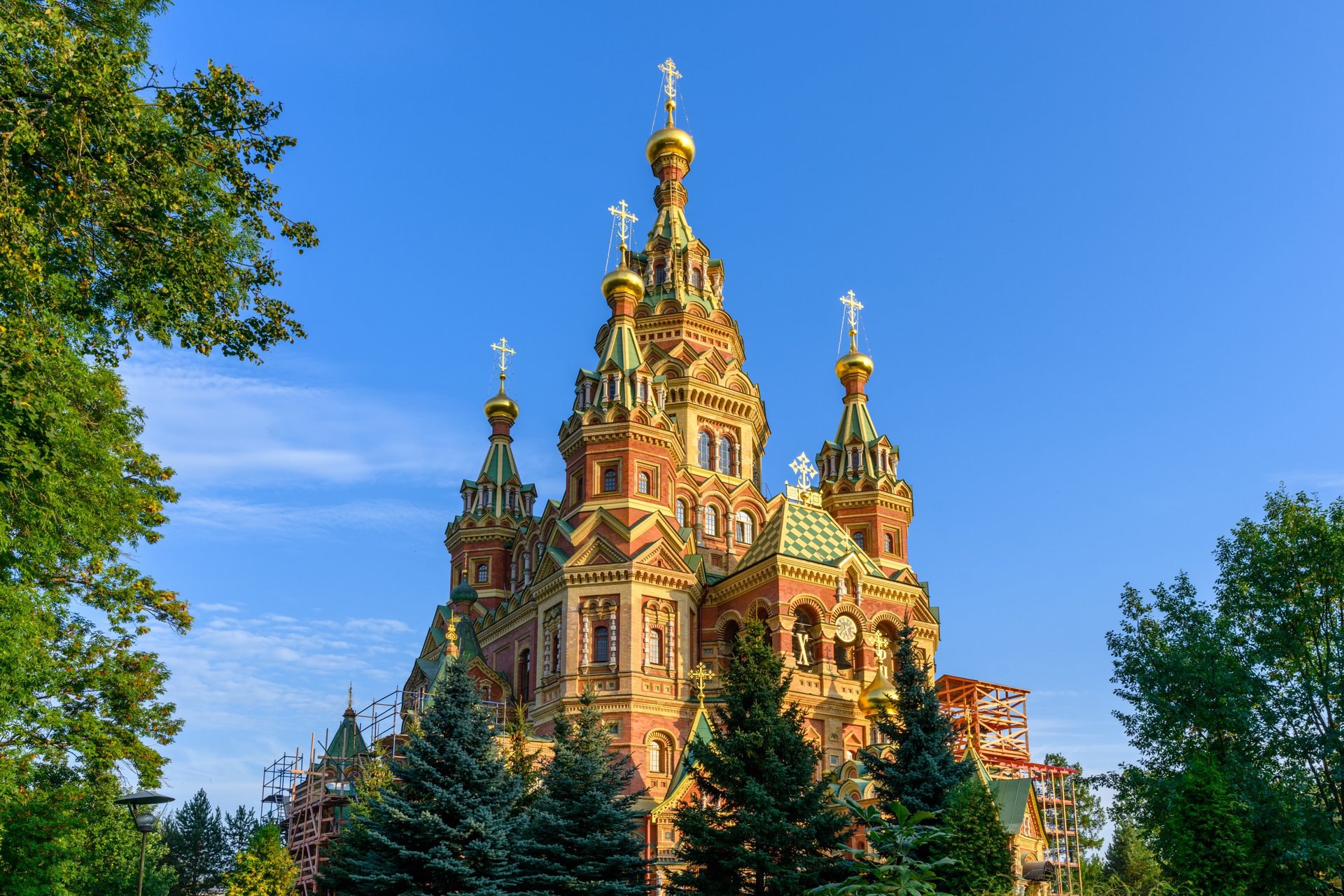 Реставрацию фасадов храма Петра и Павла в Петергофе завершат в 2026 году Сейчас рабочие приступают к заключительному этапу воссоздания фасадов храма. За последние годы петербургские рестораторы устранили аварийность несущих конструкций собора, приведя в порядок кровлю, центральную большую главу и четыре малые лавки. Подробнее: