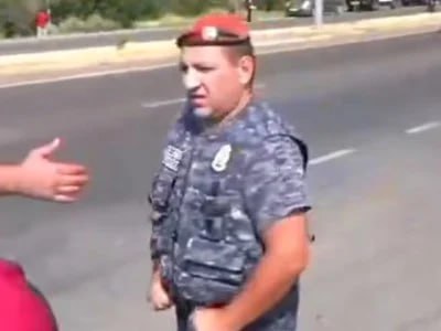 Полицейский, участвовавший в инциденте с журналистом в ходе акции протеста, уволен с работы Полицейский, участвовавший в инциденте с журналистом в ходе акции протеста, уволен с работы. Об этом в своем Facebook написал пресс-секретарь МВД Армении Нарек Саргсян. «Уважаемые граждане, уважаемые коллеги из СМИ, сообщаю, что полицейский, участвовавший в инциденте, произошедшем сегодня на Аштаракском шоссе между сотрудником полиции и журналистом, уволен со службы», - написал он. • Дзен • Сайт • TikTok • Facebook • Instagram • YouTube • X/twitter