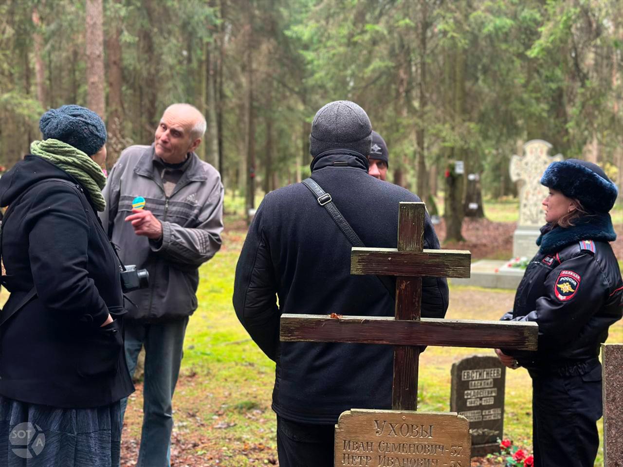 Против задержанного в Левашово мужчины с желто синим значком составили протокол о дискредитации армии В ближайшее время его отвезут в Выборгский суд Петербурга передал наш корреспондент Ранее сотрудники пообещали отпустить мужчину после того как возьмут объяснения Задержанный сегодня в Левашово 78 летний Михаил Пушницкий был членом поисковой группы которая в 2002 году обнаружила захоронения жертв репрессий 1920 1930 х годов на территории Ржевского артиллерийского полигона В 2008 году на урочище Койранкангас где находятся останки жителей бывших финских деревень Киурумяки Конголово и Лепсари на личные средства Пушницкого был установлен памятный крест Фото SOTAvision Подпишитесь на SOTAvision новости из России без цензуры и пропаганды