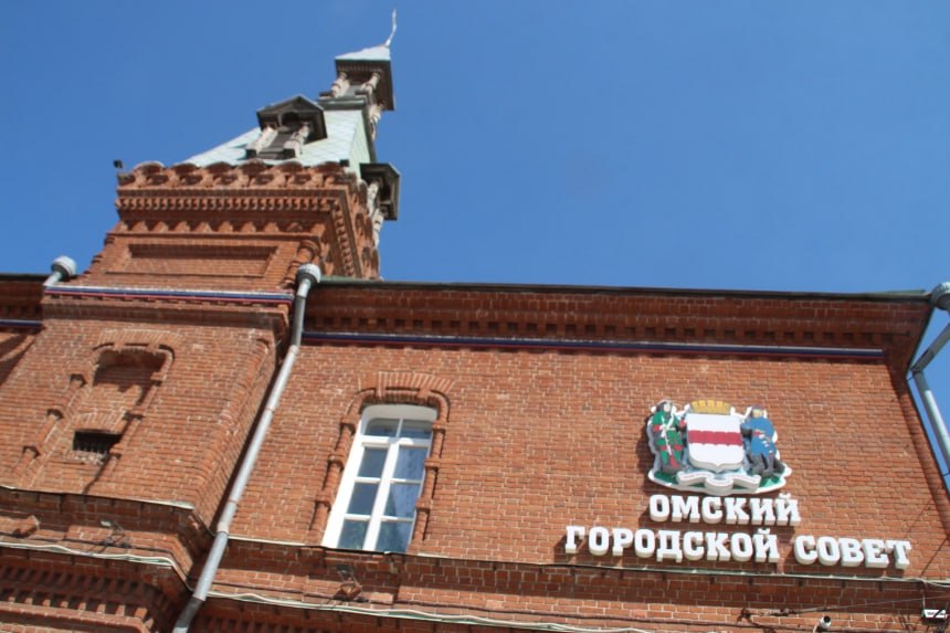 На довыборы в Омский горсовет заявились участники СВО Стали известны претенденты от «Единой России» на сентябрьские довыборы на горсовет Омска по одномандатным округам. Вакантны две позиции: мандаты досрочно сдали депутат по округу № 11 Павел Корольков, уехавший в Подмосковье, и парламентарий по округу № 24 Дмитрий Маркелов, ушедший в министры здравоохранения. На предварительные внутрипартийные выборы заявились два участника СВО. По округу № 11 подал документы 49-летний выпускник Омской академии МВД Дмитрий Шарушинский. В 2022 году он ушел на СВО добровольцем. В 2023 году боец был ранен и демобилизован. По округу № 23 на праймериз заявился 38-летний участник СВО Александр Сальников. Он мобилизовался в 2022 году, а в 2023-м получил ранение. К слову, именно он участвовал в закладке капсулы времени на открытии парка «Патриот».