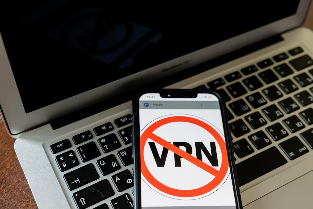 Пока можно в Госдуме рассказали о будущем VPN Планов на введение ограничений на использование VPN в 2026 году в России нет заявил депутат Сергей Боярский Как и отключений интернета за использование сервисов По его словам VPN это инструмент обхода блокировок которые бывают как законными и вводимыми государством так и недружественными связанными с санкциями и ограничениями со стороны зарубежных сервисов При этом депутат отметил что власти считают важным депопуляризировать постоянное использование VPN и разъяснять риски для пользователей в том числе угрозу вредоносных ссылок и утечек данных   Подпишитесь на Абзац TG VK Дзен MAX Rutube