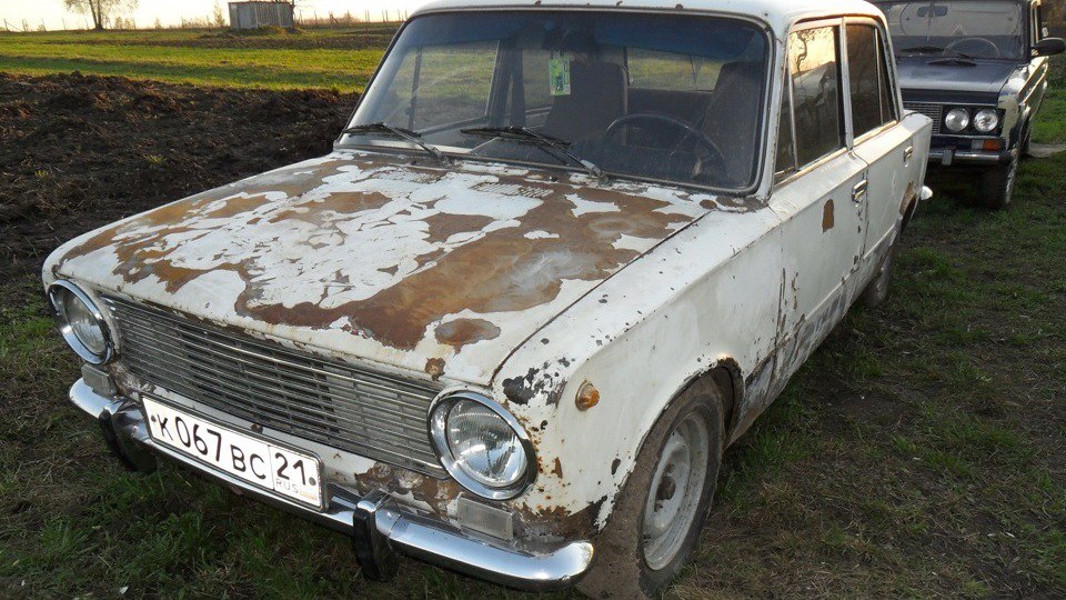 Компании «АвтоВАЗ» и «КамАЗ» отправили часть сотрудников в корпоративные отпуска. Официально это объясняется падением продаж. Не исключено, что выплата зарплаты будет заморожена на неопределенный срок.  По информации с обоих предприятий, склады забиты товаром под завязку, новые авто попросту некуда ставить. Российские покупатели ни за какие плюшки не хотят приобретать российские автомобили, предпочитая пусть и не самые качественные, но всё-таки гораздо более надежные и комфортные порождения китайского автопрома.  Аналогичные проблемы испытывает и компания «Ростсельмаш». По информации совладельца предприятия Константина Бабкина, в 2024 году объёмы производства и продаж снизились примерно на 30% по сравнению с предыдущим годом. Это минимальный результат за последние десять лет. Основными причинами такого спада стали снижение спроса на сельскохозяйственную технику и недостаточная государственная поддержка.  В 2025 году «Ростсельмаш» не ожидает роста объёмов продаж и готовится к периодам сниженной загрузки на предприятиях. Компания также сократила инвестиционную программу в два раза из-за неблагоприятной рыночной конъюнктуры.  Как обычно, российские автомобильные компании, вместо создания конкурентной продукции, ждут дотаций от государства. Между тем за 2023 и 2024 год «АвтоВАЗ» через свои лоббистские связи буквально загнал в тупик всех автовладельцев повышением утилизационного сбора на автомобили. Не помогло...  #россия