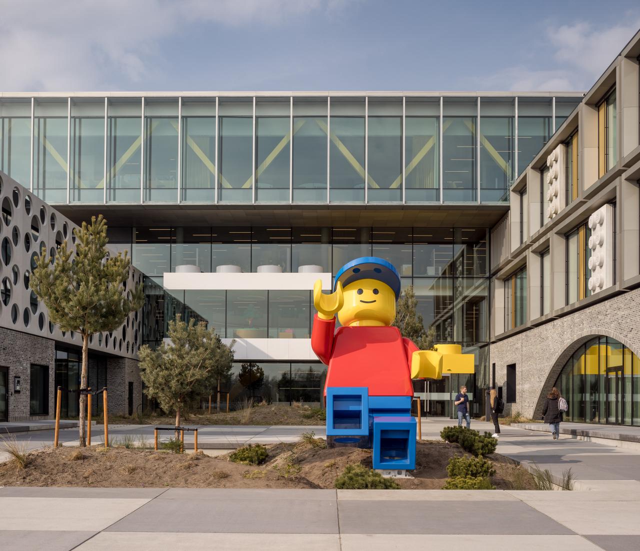 Lego сообщила о рекордной выручке в первом полугодии 2025 года По данным компании этот показатель вырос на 12 до 34 6 млрд датских крон Чистая прибыль увеличилась на 10 до 6 5 млрд датских крон Потребительские продажи выросли на 13 Гендиректор компании Нильс Кристиансен заявил телеканалу CNBC что это лучшие показатели первого полугодия за всю историю Рост он связал с широким и инновационным ассортиментом продукции В числе бестселлеров в компании назвали серии City Technic Botanicals Star Wars В Lego отметили в частности успех наборов с цветами и гоночными машинами Формулы 1 lego com Подпишитесь на Ведомости