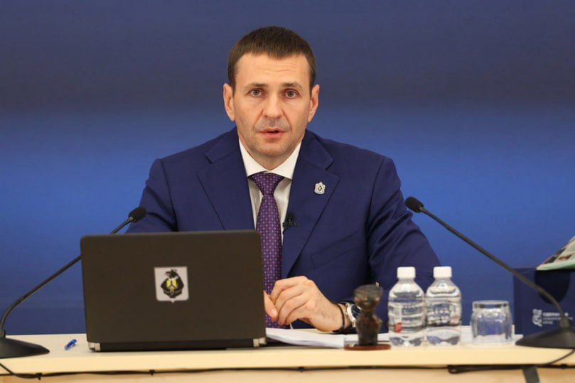 В Хабаровском крае власти предпринимают меры для предотвращения дефицита топлива в новогодние праздники Власти Хабаровского края договорились с топливными компаниями об увеличении объёмов поставок бензина и дизельного топлива в регион с учётом традиционного роста спроса в предновогодний период Отгрузки топлива осуществляются в соответствии с графиком Хабаровский край обеспечен необходимым объёмом топлива учитывая повышенную активность автомобилистов Но незначительные перебои с подвозом топлива на отдельные АЗС все таки возможны из за логистического фактора и пробок на дорогах Власти призывают не создавать ажиотажный спрос на топливо и заранее планировать поездки Хабаровск