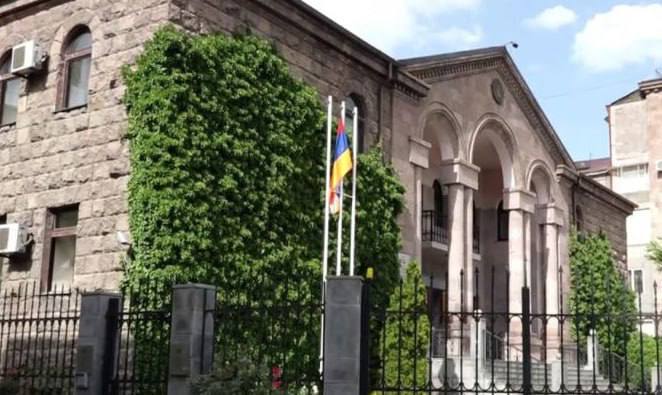 Здание постоянного представительства Арцаха в Ереване находится в процессе истребования. Об этом сообщает Судебно-информационная система. Генеральная прокуратура обратилась в Административный суд с требованием признать недействительной государственную регистрацию права собственности правительства Нагорно-Карабахской Республики на здание, расположенное по адресу: улица Н. Заряна, 17А в Ереване. P.S. Вот так эти без рода и племени стирают на пару с азерами нашу идентичность