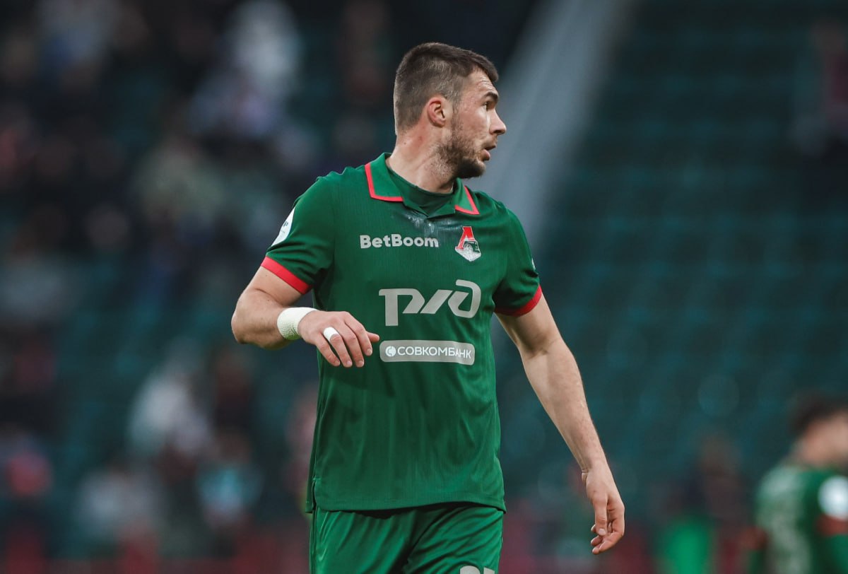 Локомотив обыграл Оренбург благодаря пенальти Московский Локомотив победил на своем поле Оренбург в матче 15 го тура Российской премьер лиги РПЛ со счетом 1 0 В середине второго тайма арбитр Сергй Цыганок удалил Анри Чичинадзе и назначил пенальти в ворота Оренбурга после падения в штрафной Александра Руденко но после видеопросмотра отменил эти решения Однако вскоре у хозяев Дмитрий Баринов заработал пенальти который на 72 й минуте реализовал Николай Комличенко Комличенко через несколько минут забил еще но мяч отменили из за офсайда Баринов в начале второго тайма заработал четвертую желтую карточку в этом сезоне и пропустит игру с Краснодаром в 16 м туре 23 ноября В компенсированное время главный тренер гостей Ильдар Ахметзянов получил вторую желтую карточку Локомотив Подписаться на РБК Спорт