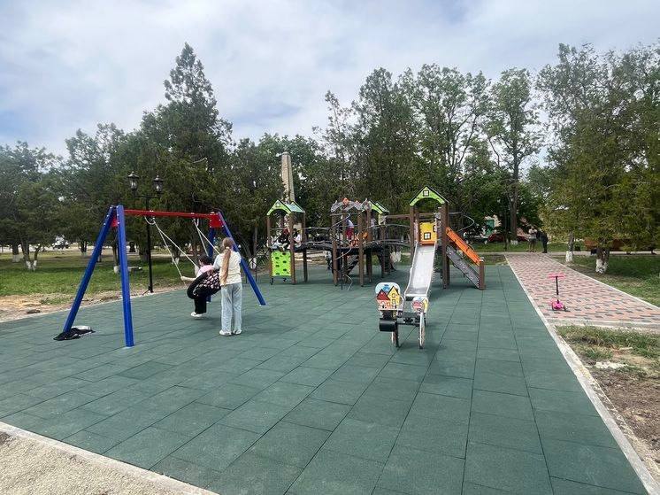 На Ставрополье открыли новую детскую площадку за 3 8 млн рублей В селе Константиновском Петровского округа открыли современную детскую площадку Ее строительство стоимостью 3 8 млн рублей финансировалось из краевого и местного бюджетов а также за счет средств жителей и предпринимателей Отметим что село активно участвует в программе поддержки местных инициатив с 2017 года За это время на его развитие направили уже более 23 млн рублей chp26rus