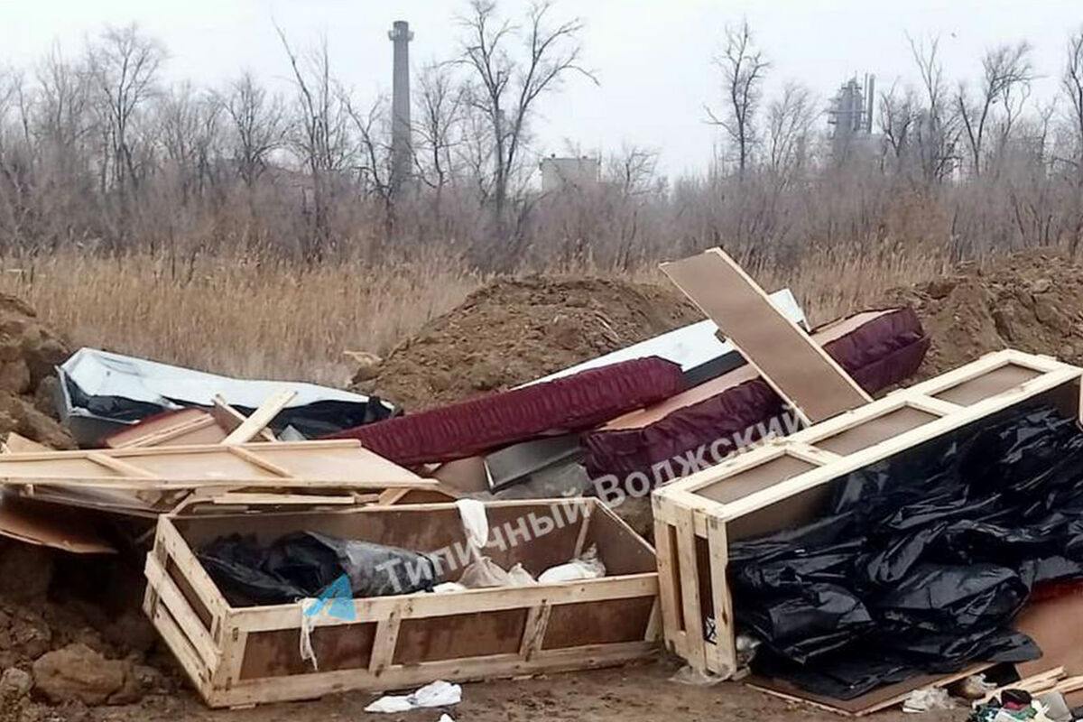 Свалку гробов участников СВО нашли на пустыре под Волгоградом.  Жители города Волжского обнаружили гору цинковых гробов, черных мешков и деревянной тары в районе улицы 7-я Автодорога. Все это используется для перевозки тел.  По данным местных СМИ, материалы принадлежат ритуальной компании, которая занимается похоронами участников спецоперации. Вероятно, те, кто проводит погребения, попытались так сэкономить на утилизации.  В администрации Волжского заявили, что виновных уже ищет полиция и пообещали ликвидировать свалку.    Подписывайся на «Базар»  --------------------------------- Глаз Бога   YouFast VPN™   Купить крипту   AML бот