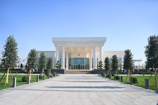 Президент Мирзиёев осмотрел новый аэропорт на базе Ташкент Восточный Президент Узбекистана Шавкат Мирзиёев 27 августа ознакомился с новым аэропортом созданным на базе аэродрома Ташкент Восточный English O zbek tilida Ўзбек тилида На русском