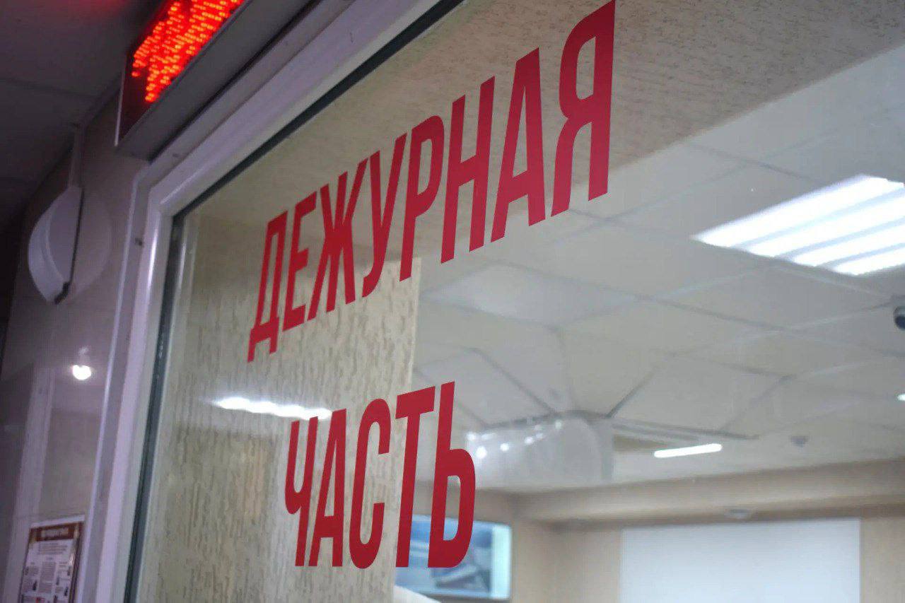 В Невинномысске задержан мужчина при попытке ограбления магазина 37 летний местный житель в состоянии опьянения проник через окно собрал в пакет алкоголь и сигареты на 42 тыс рублей но спровоцировал срабатывание пожарной сигнализации решив закурить внутри Прибывшие полицейские задержали его на месте Возбуждено уголовное дело о покушении на кражу ЧП Ставрополь