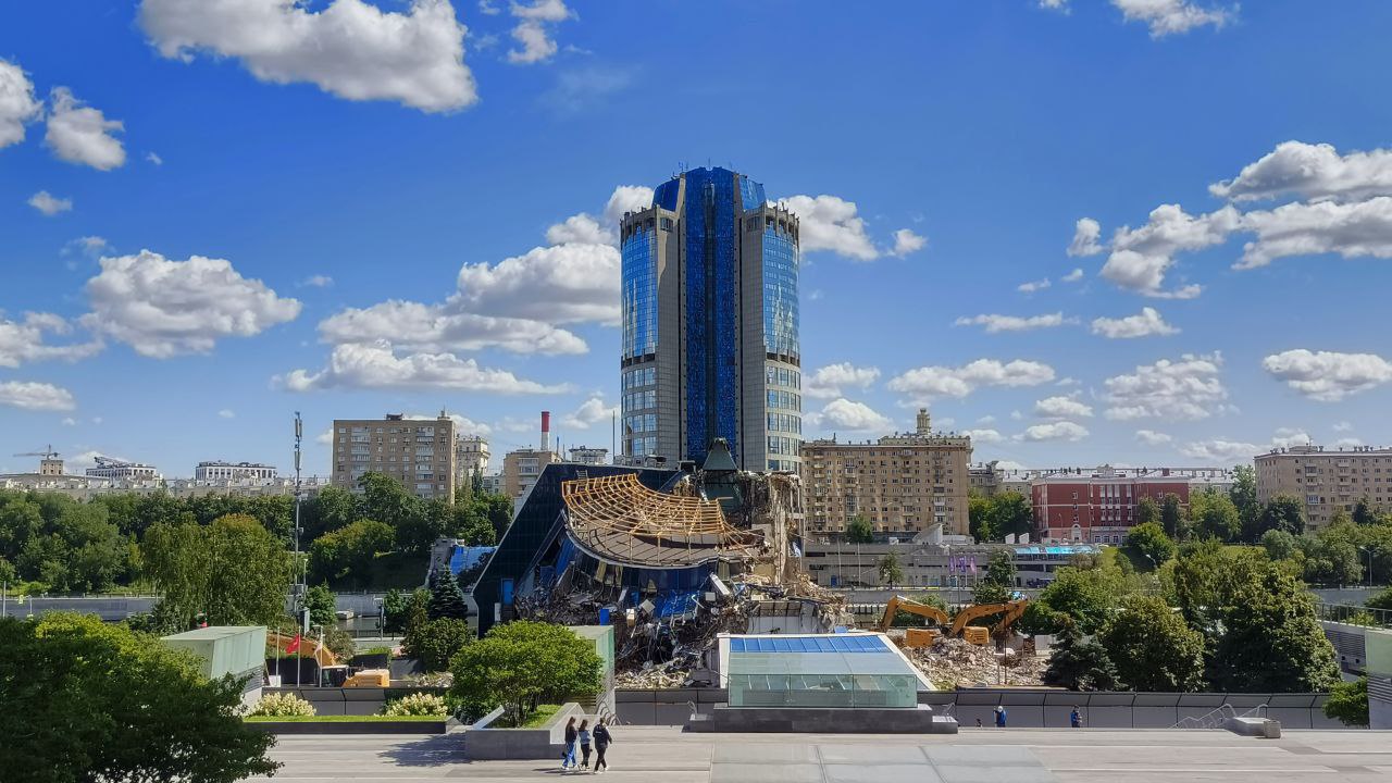 Северный вестибюль пешеходного моста "Багратион" возле делового центра "Москва-Сити снесен, также снесена часть стеклянного фасада, а проход к мосту закрыт В середине мая мост, который соединяет Кутузовский проспект с "Москва-сити", закрыли на реконструкцию 12 мая на несколько лет.