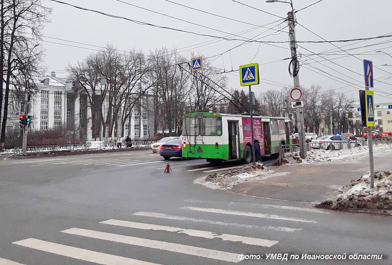 В Ленинском районном суде города Иваново будет рассматриваться уголовное дело о смертельном ДТП с троллейбусом. 37-летний водитель троллейбуса, двигаясь по Шереметевскому проспекту, не уступил дорогу пешеходу на перекрестке с улицей Арсения. Пешеход переходил улицу по «зебре» на разрешающий сигнал светофора. В результате наезда женщина получила травмы и скончалась на месте происшествия. Обвиняемому была избрана мера пресечения в виде подписки о невыезде и надлежащем поведении. Подписаться Прислать новость