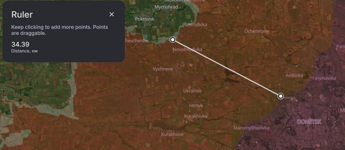 Россия приступила к восстановлению Донецкого аэропорта. Спутниковые снимки показывают, что на взлетных полосах засыпаны траншеи, что может указывать на планы по возобновлению работы аэропорта, разрушенного в 2014 году. Также ведется строительство на территории прилегающих автостоянок, вероятно, для установки топливных цистерн.  • По одной из версий, ВС РФ планируют использовать аэропорт для запуска беспилотников. • Расстояние от аэропорта до ближайшего участка фронта составляет около 35 километров.