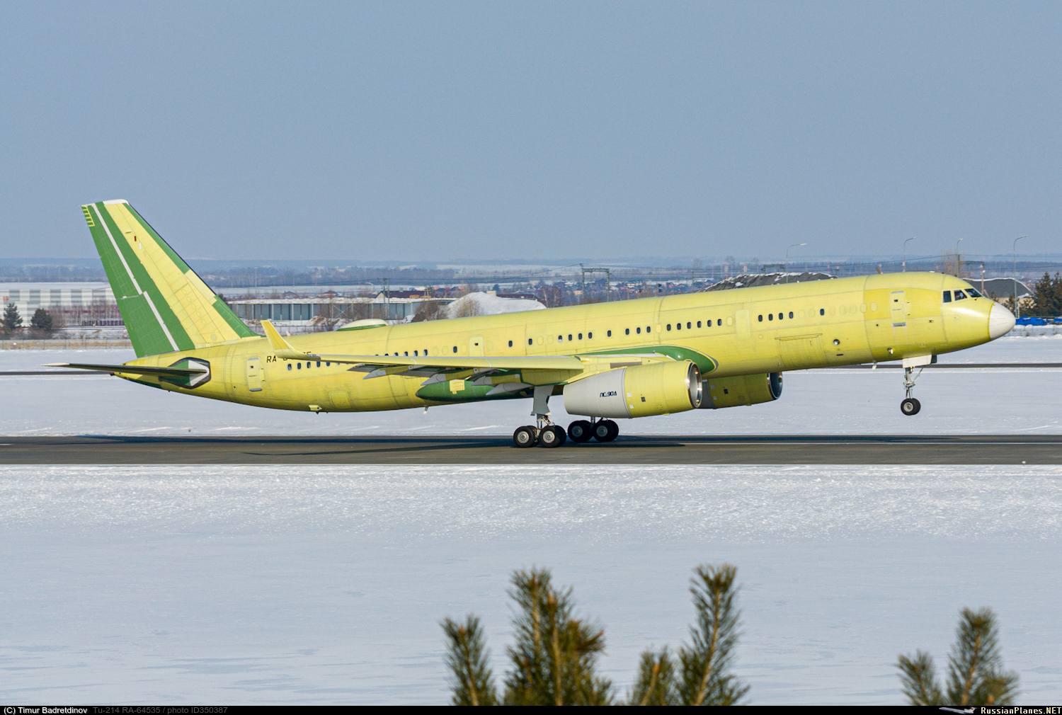 Не дождались В Казани совершил первый полет новый Ту 214 Самолет получил бортовой номер RA 64536 Это мог быть рядовой полет если бы не один нюанс Этот борт был заложен в 2023 году и по сути является первым Ту 214 построенным с нуля с использованием отечественных компонентов Последний выпущенный Казанским авиационным заводом самолет с б н RA 64535 летающий в интересах Минпромторга имеет импортные комплектующие которые были получены еще до введения санкций Новый же самолет получил около 45 импортозамещенных компонентов Изначально самолет строился в интересах а к ЮВТ Аэро которая ожидала получить 4 самолета По первоначальным планам поставки должны были начаться осенью 2024 года а авиакомпания даже начала готовить экипажи под новые самолеты Однако поставки постоянно переносили поэтому ЮВТ Аэро отказалась от самолетов и подала иск к производителю из за неисполнения обязательств Новый же Ту 214 будет летать в интересах страховой компании Согаз и также получит VIP салон как его предшественник RA 64535 А ЮВТ Аэро теперь ожидает получение девяти Ил 114 300 и пяти SJ 100 На фото Ту 214 RA 64535 Про восстановленный Ту 214 Inside Avia