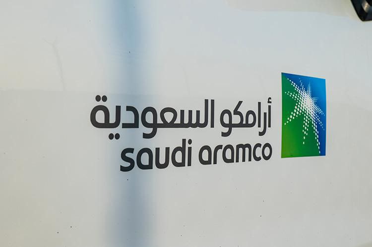 Прибыль Saudi Aramco выросла до $26 млрд в первом квартале 2025 года В первом квартале 2025 года Saudi Aramco сообщила о чистой прибыли в размере $26 млрд, что на 16,42% больше по сравнению с предыдущим кварталом $22,34 млрд , но немного ниже показателя прошлого года $27,27 млрд . «Глобальная торговая динамика повлияла на энергетические рынки в первом квартале 2025 года, при этом экономическая неопределенность сказалась на ценах на нефть», - Генеральный директор Амин Х. Нассер. Операционный денежный поток Aramco достиг $31,7 млрд, снизившись с $33,6 млрд годом ранее, а свободный денежный поток составил $19,2 млрд. Капитальные затраты выросли до $12,5 млрд, отражая инвестиции в долгосрочные стратегические проекты, включая инициативы по снижению выбросов углерода. В компании также отметили прогресс на нескольких фронтах в соответствии со своей долгосрочной стратегией диверсификации. Aramco завершила приобретение 50-процентной доли в Blue Hydrogen Industrial Gases Co. и подписала окончательные соглашения о приобретении 25-процентной доли в Unioil Petroleum Philippines, укрепив свои позиции в голубом водороде и розничной торговле соответственно.